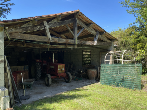 5-bedroom House In Montmoreau, France (196 M²)