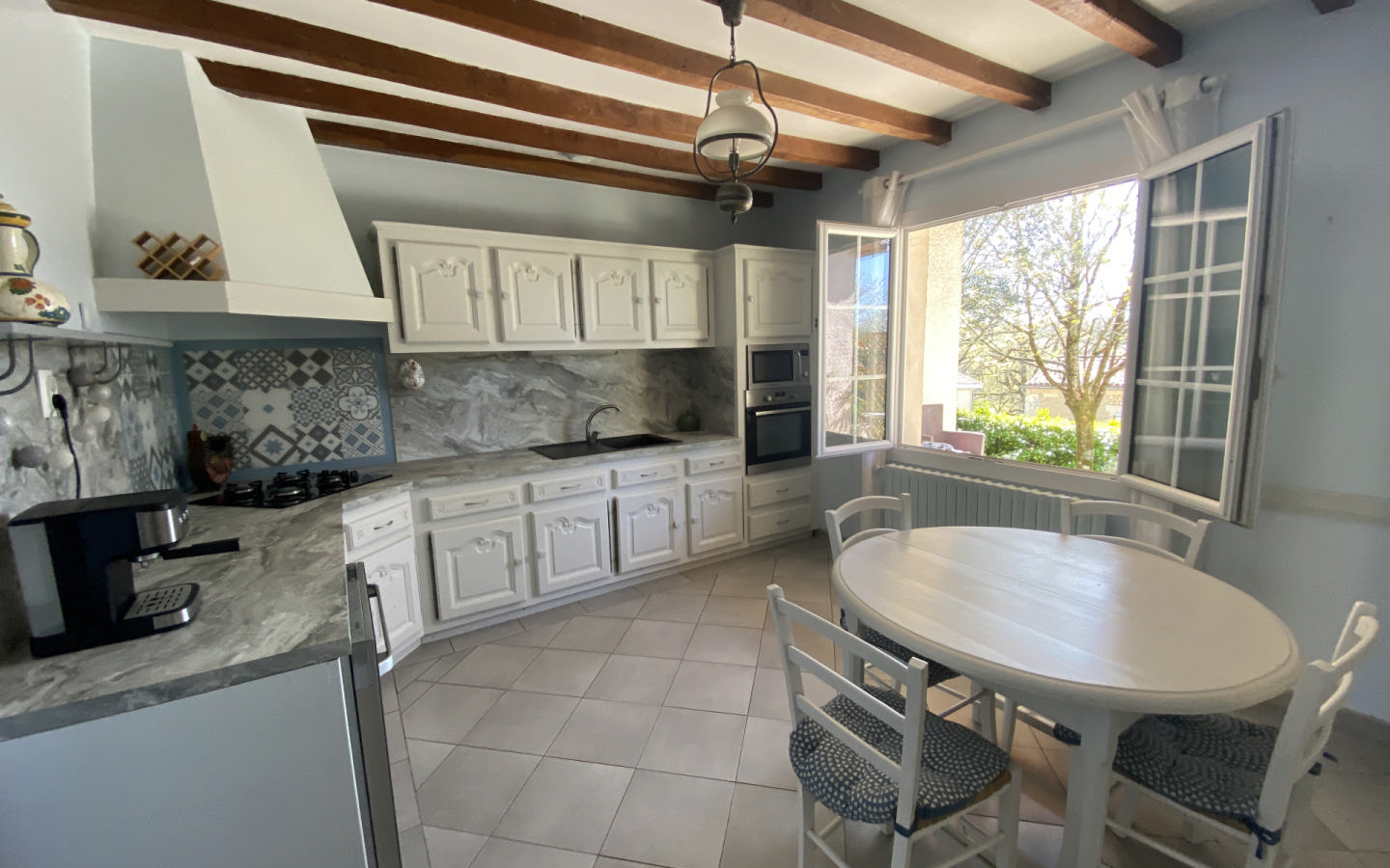 5-bedroom House In Montmoreau, France (196 M²)
