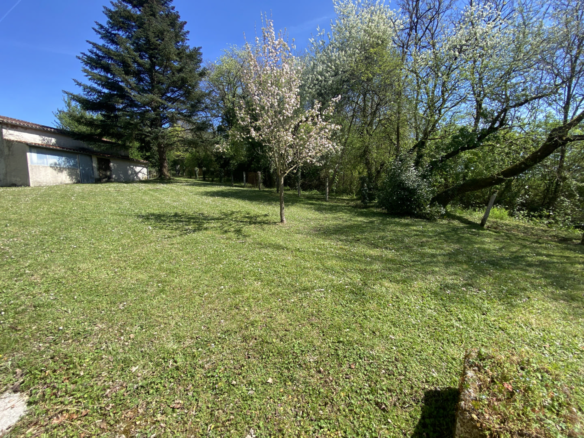 5-bedroom House In Montmoreau, France (196 M²)