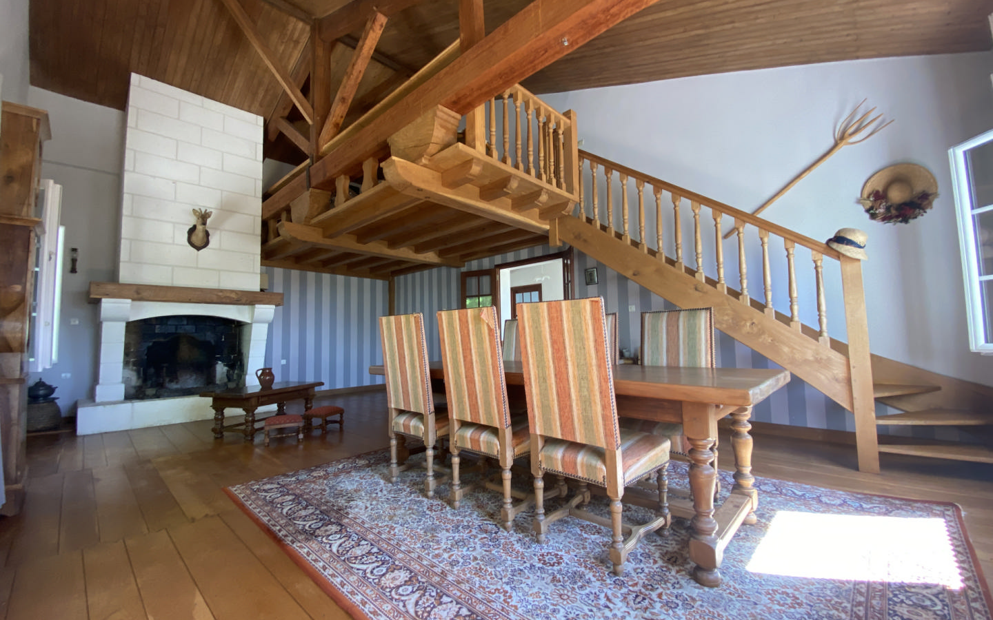 5-bedroom House In Montmoreau, France (196 M²)