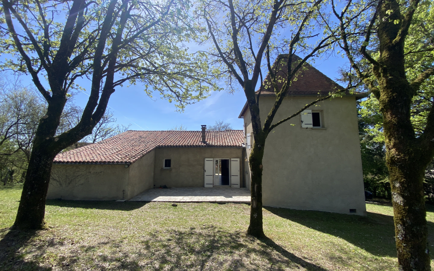 5-bedroom House In Montmoreau, France (196 M²)