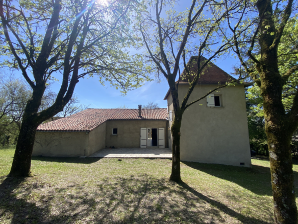 5-bedroom House In Montmoreau, France (196 M²)