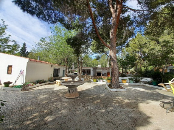 5-bedroom Detached Villa In Sax, Spain (222 M²)