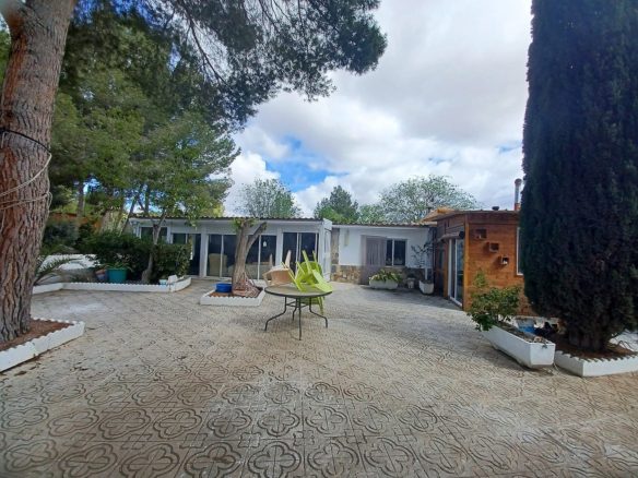 5-bedroom Detached Villa In Sax, Spain (222 M²)