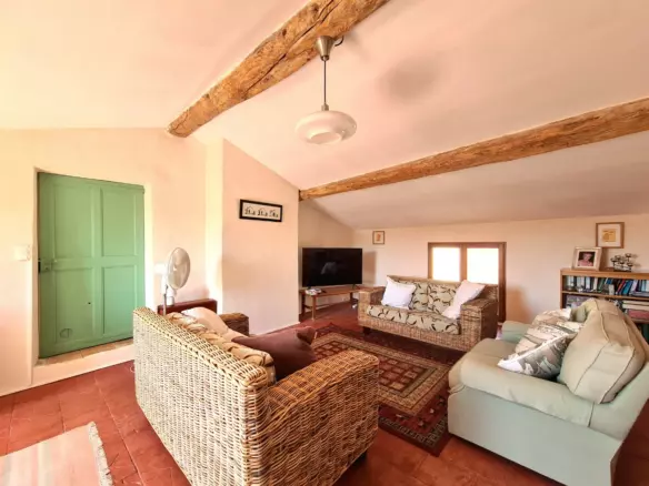 3-bedroom House In Cruzy, France (158 M²)