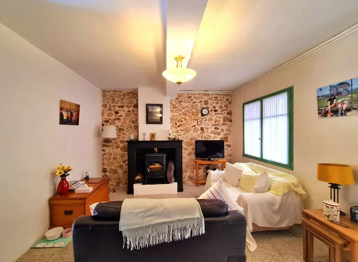 3-bedroom House In Cruzy, France (158 M²)