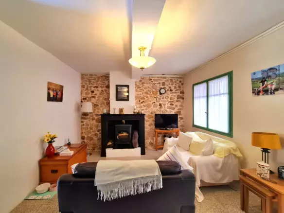3-bedroom House In Cruzy, France (158 M²)