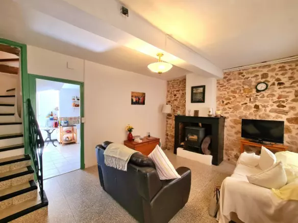 3-bedroom House In Cruzy, France (158 M²)