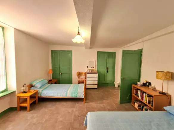 3-bedroom House In Cruzy, France (158 M²)