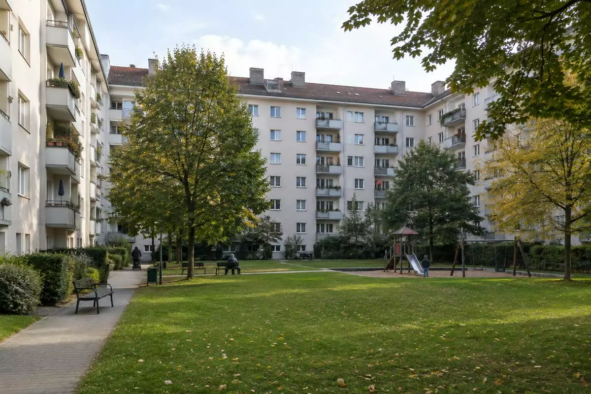 A large municipal housing block seen from its own courtyard in Vienna (illustration)
