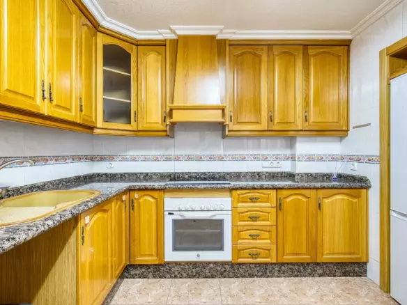 3-bedroom Flat In Elche, Spain (81 M²)