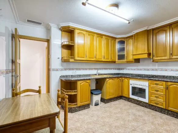 3-bedroom Flat In Elche, Spain (81 M²)