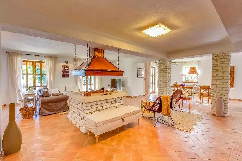 4-bedroom Villa In Višnjan, Croatia (205 M²)