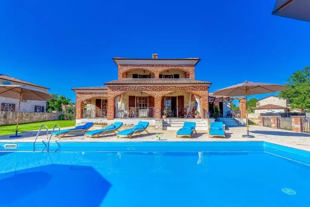 4-bedroom Villa In Višnjan, Croatia (205 M²)