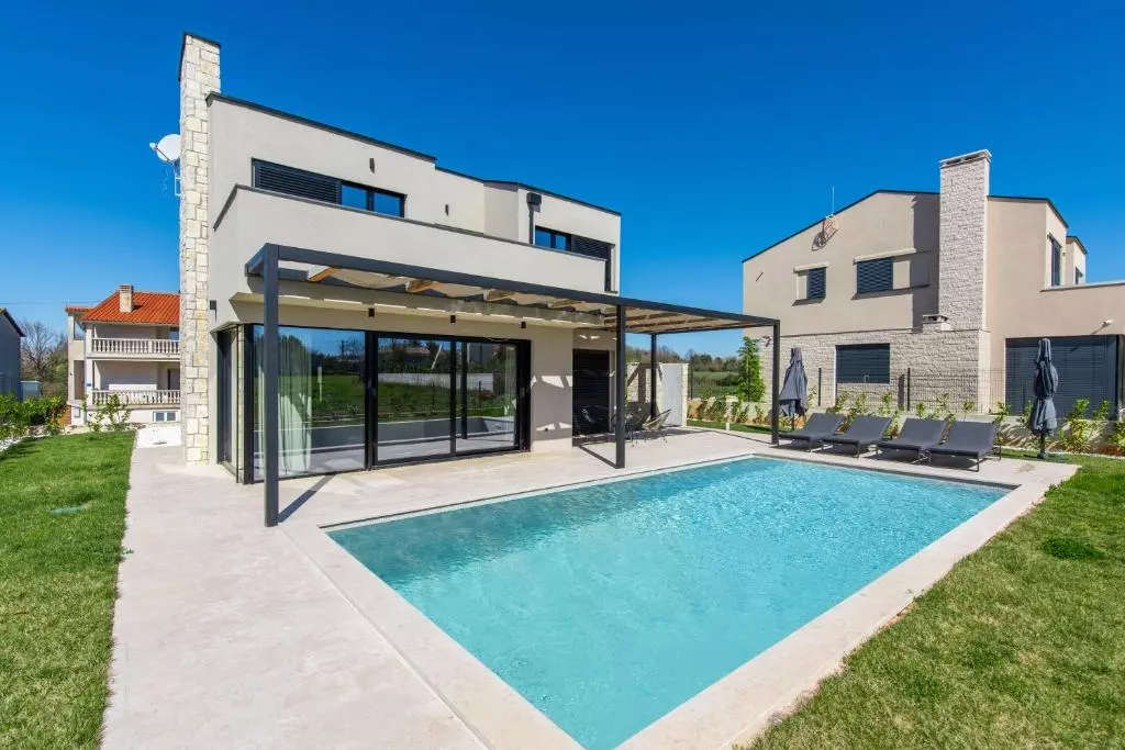 4-bedroom Villa In Krnica, Croatia (21.185 M²)