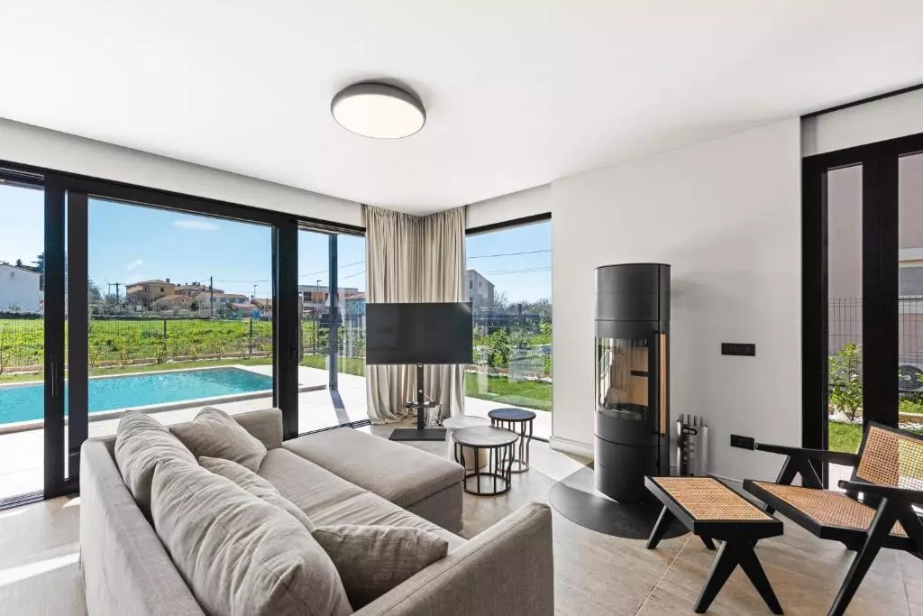 4-bedroom Villa In Krnica, Croatia (21.185 M²)