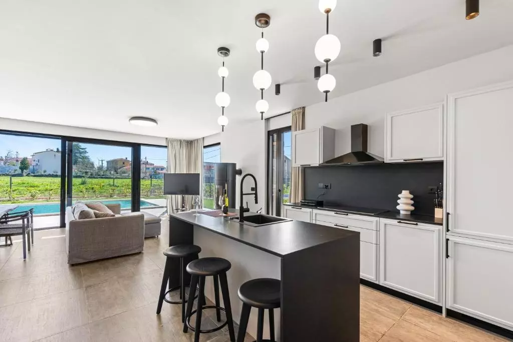4-bedroom Villa In Krnica, Croatia (21.185 M²)