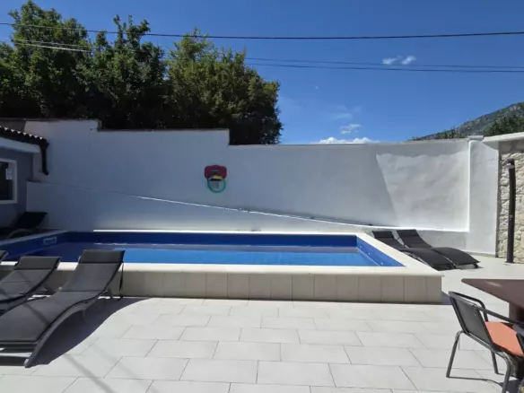 8-bedroom Villa In Grižane-belgrad, Croatia (350 M²)