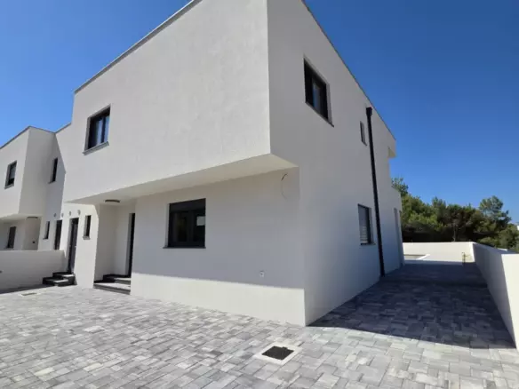 3-bedroom Villa In Vir, Croatia (322 M²)