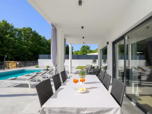 3-bedroom Villa In Režanci, Croatia (186 M²)