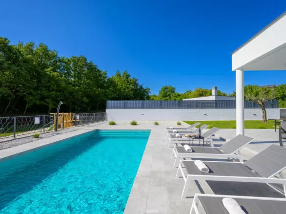 3-bedroom Villa In Režanci, Croatia (186 M²)