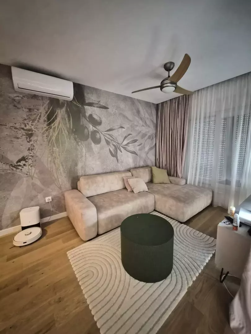 original_1787224849_trosjed-u-dnevnom-boravku-s-oslikanim-zidom-u-pozdaini-fe3c57 2-bedroom Apartment In Žaborić, Croatia (7.458 M²)