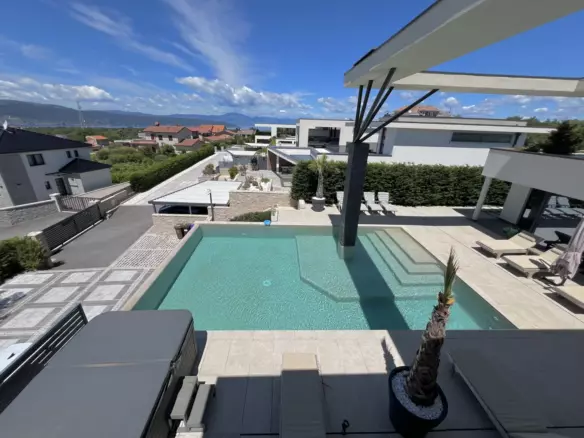 5-bedroom Villa In Linardići, Croatia (370 M²)