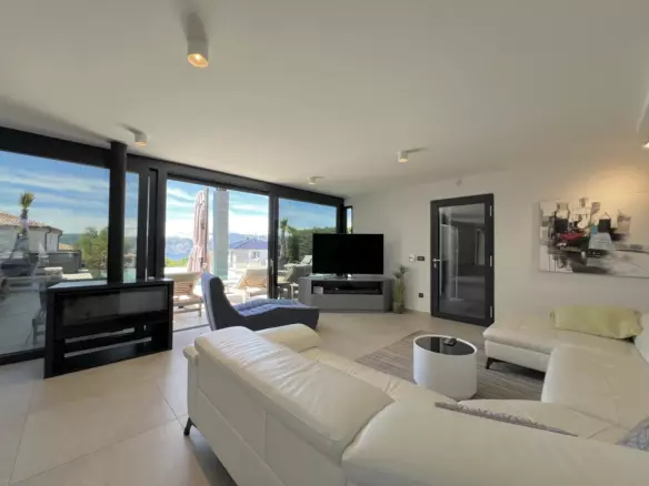 5-bedroom Villa In Linardići, Croatia (370 M²)