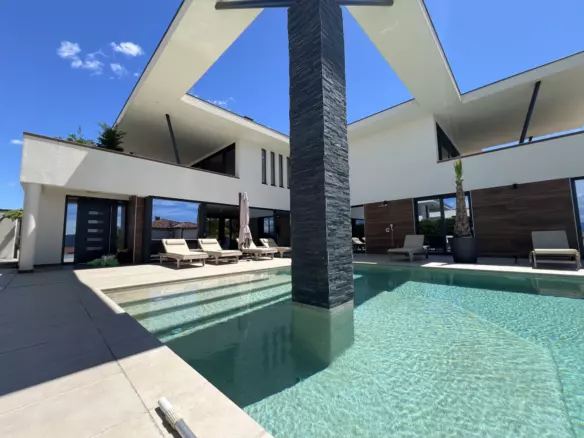 5-bedroom Villa In Linardići, Croatia (370 M²)