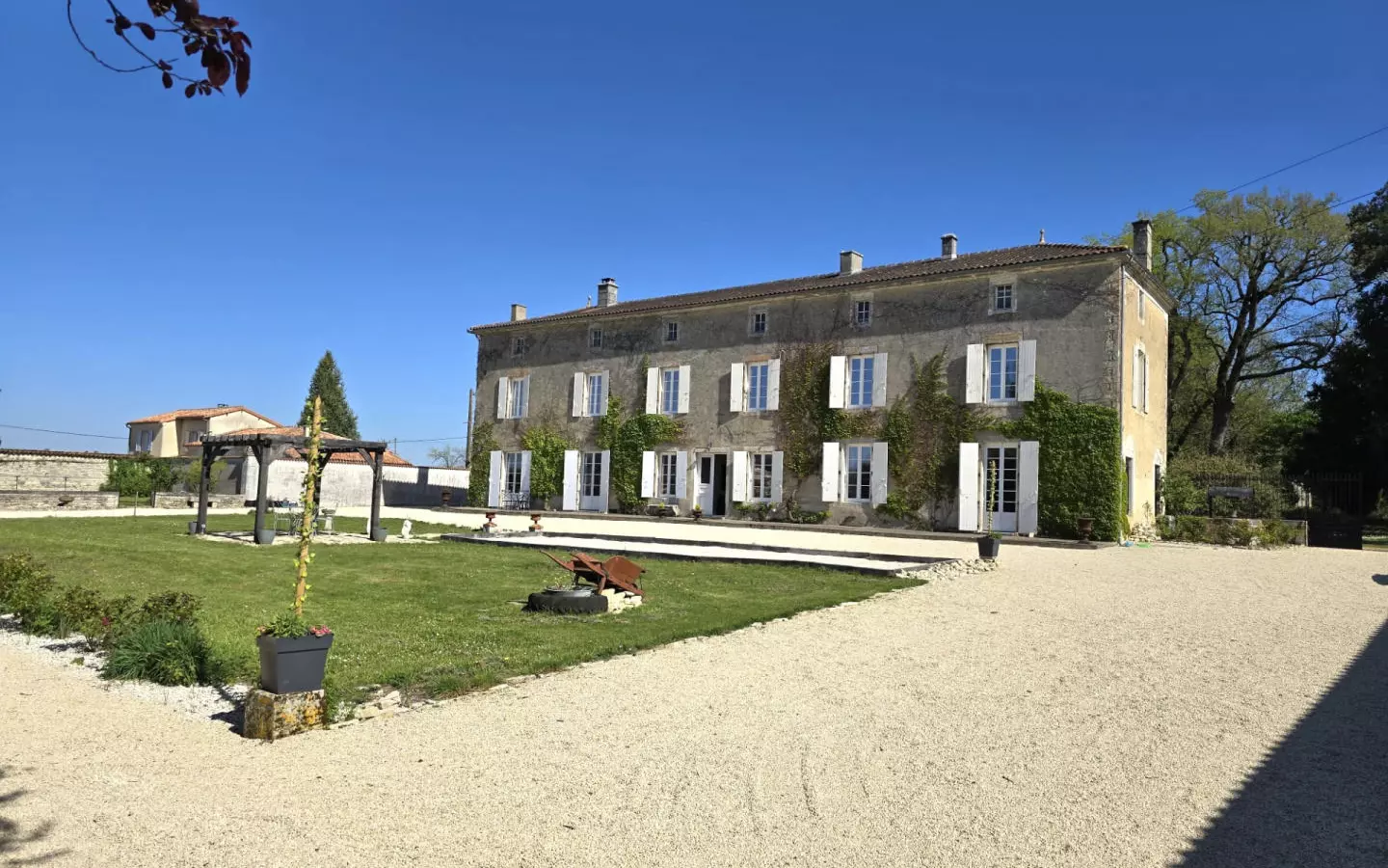 6-bedroom Maison De Maitre In Saint-fraigne, France (351 M²)