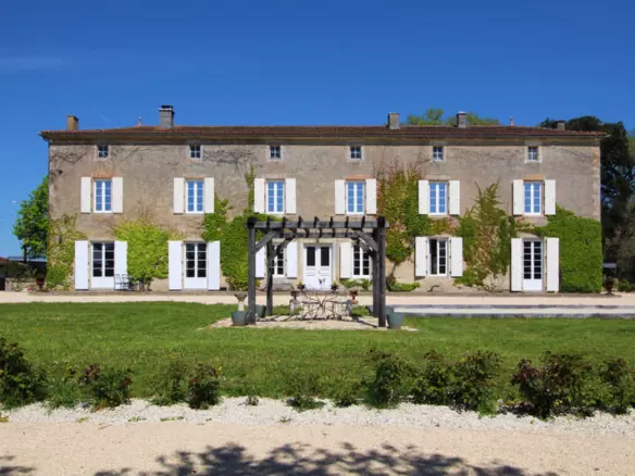 6-bedroom Maison De Maitre In Saint-fraigne, France (351 M²)