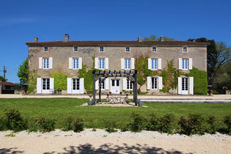 6-bedroom Maison De Maitre In Saint-fraigne, France (351 M²)