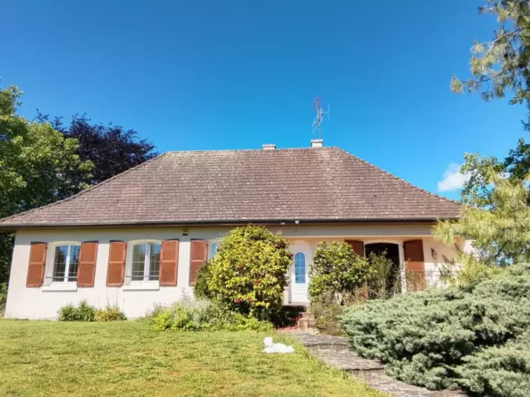 4-bedroom Country House In Nouic, France (117 M²)