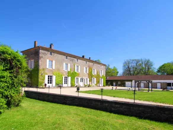 6-bedroom Maison De Maitre In Saint-fraigne, France (351 M²)