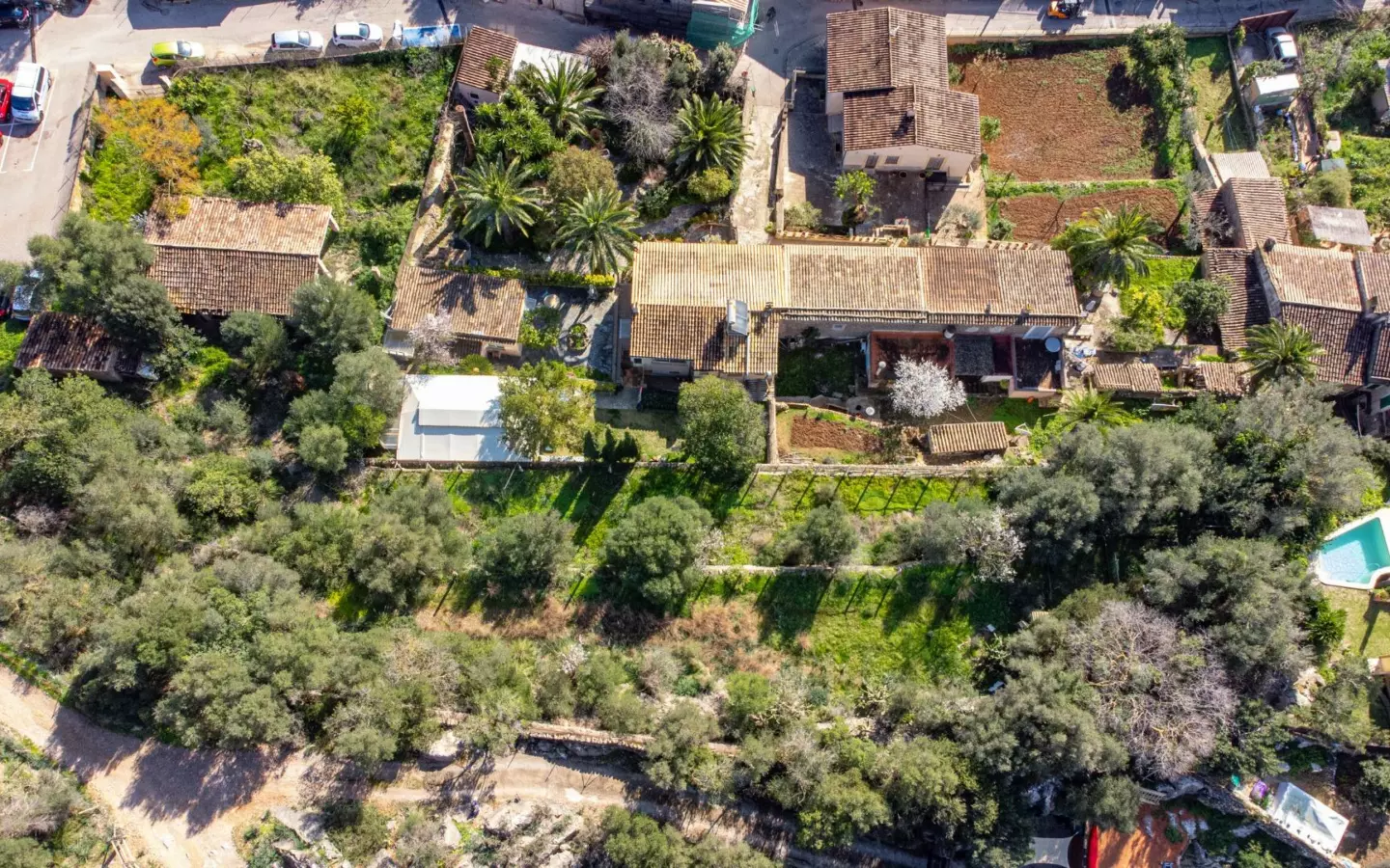 Property In Esporles, Spain (1.622 M² Plot)