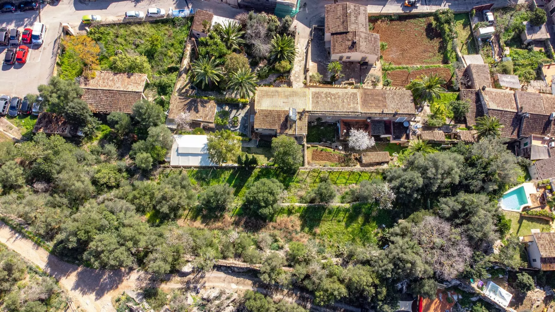 Property In Esporles, Spain (1.622 M² Plot)