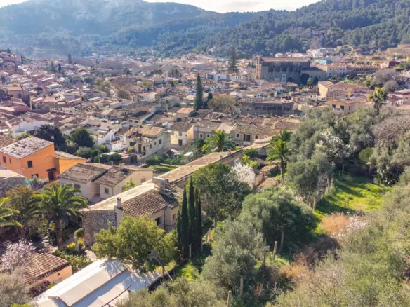 Property In Esporles, Spain (1.622 M² Plot)