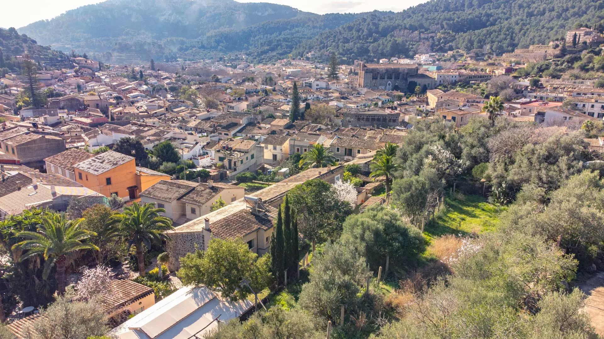 Property In Esporles, Spain (1.622 M² Plot)
