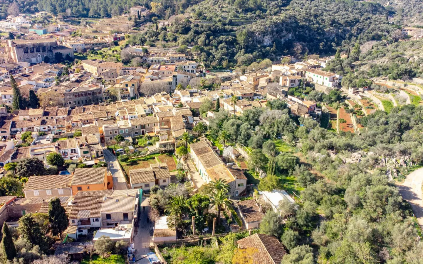 Property In Esporles, Spain (1.622 M² Plot)