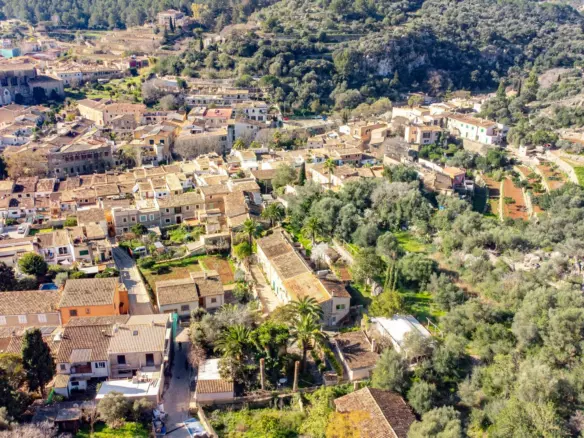 Property In Esporles, Spain (1.622 M² Plot)