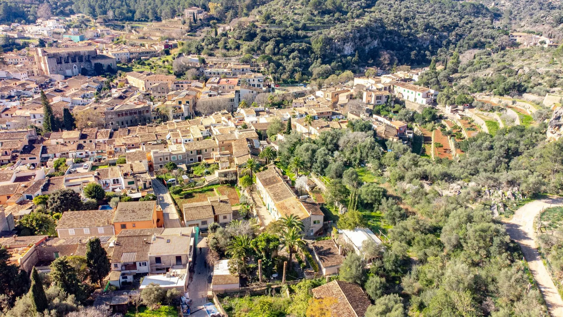 Property In Esporles, Spain (1.622 M² Plot)