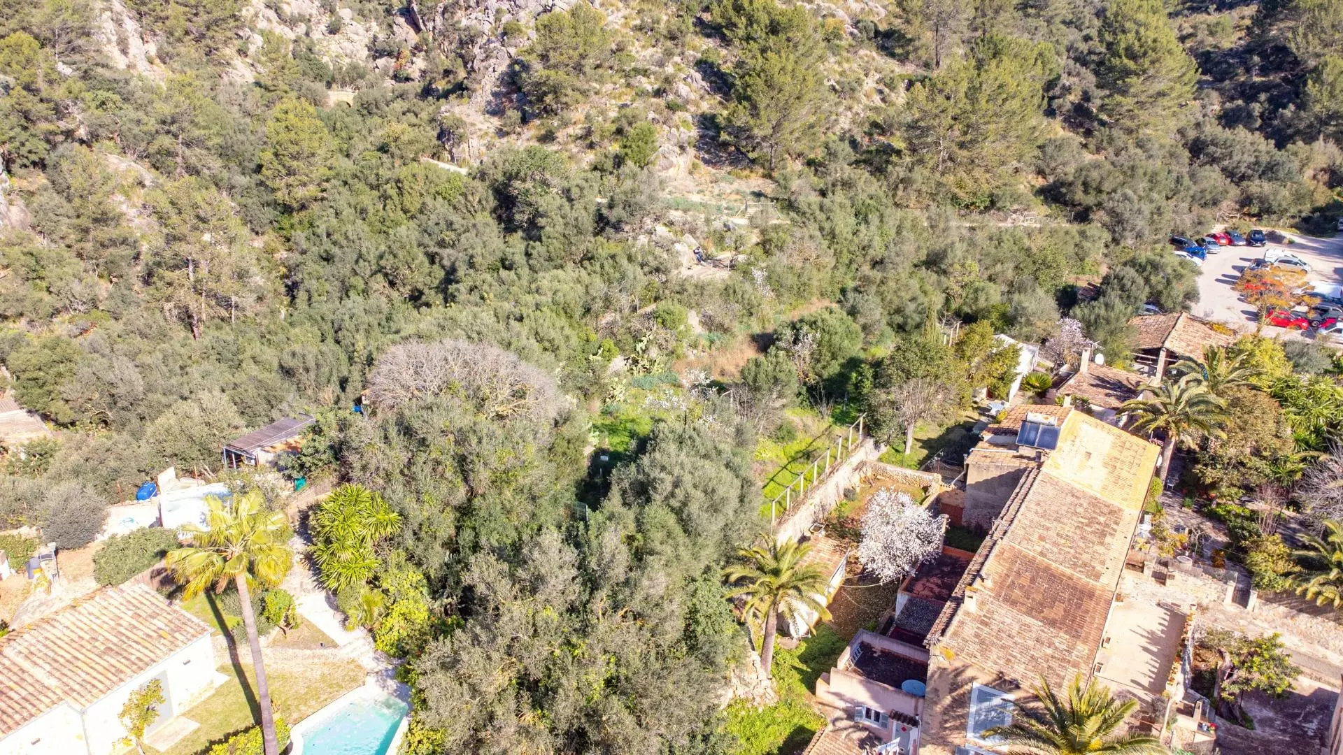 Property In Esporles, Spain (1.622 M² Plot)