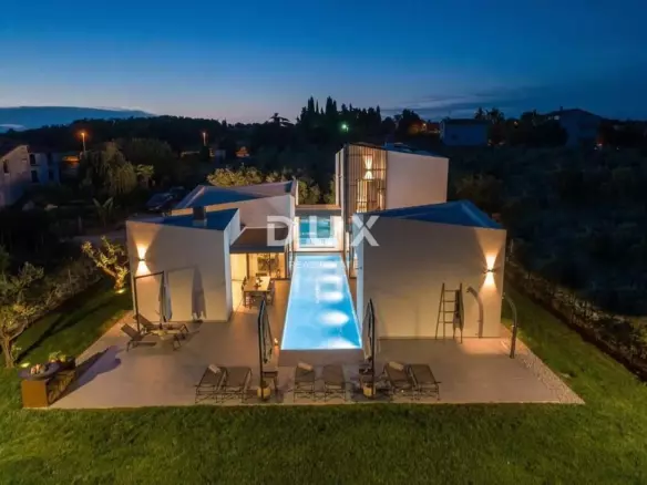 4-bedroom Villa In Poreč, Croatia (280 M²)