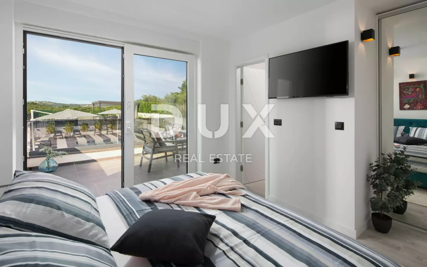 4-bedroom Villa In Flengi, Croatia (203 M²)