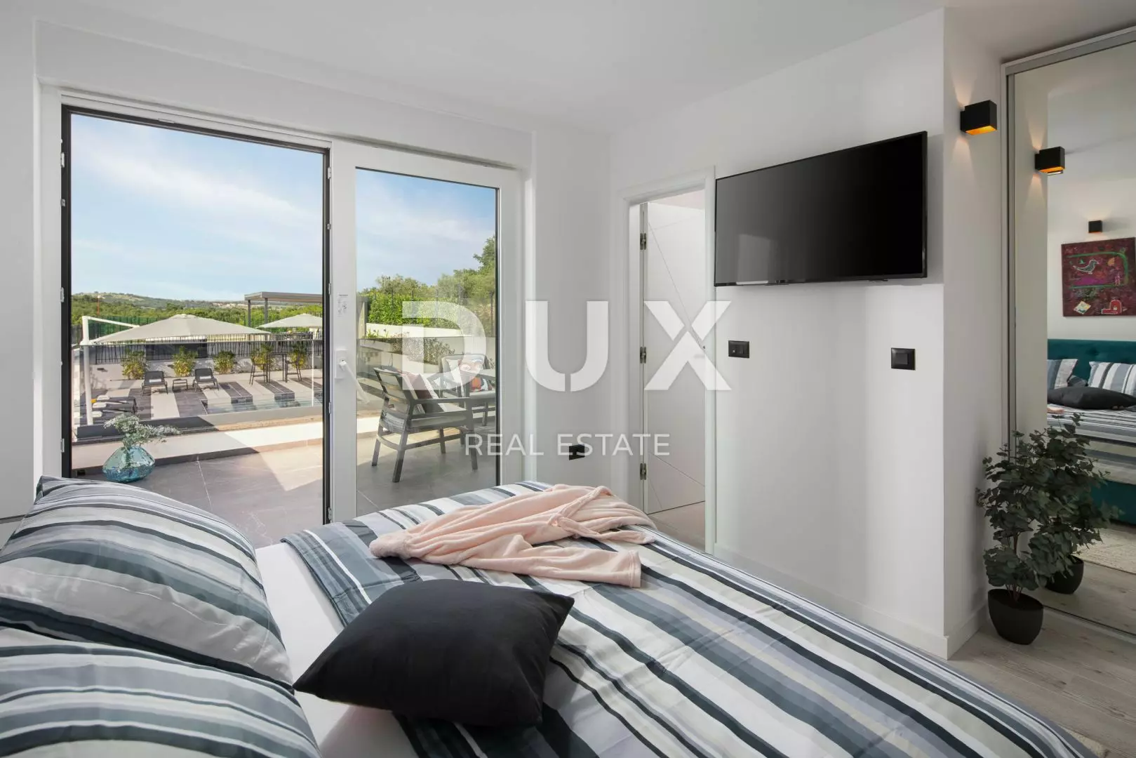 4-bedroom Villa In Flengi, Croatia (203 M²)