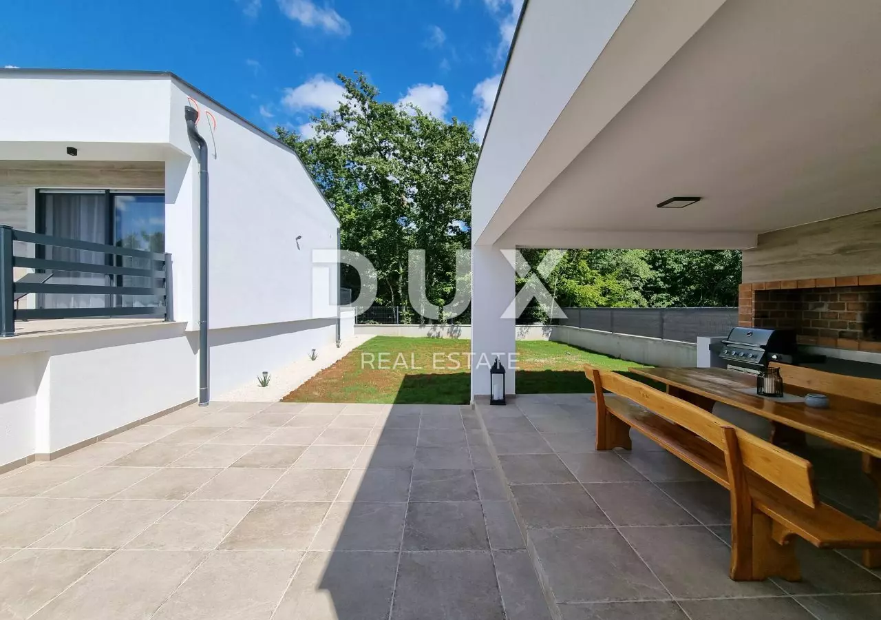 3-bedroom Villa In Svetvinčenat, Croatia (220 M²)