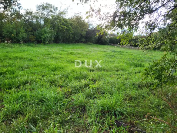 Land In Svetvinčenat, Croatia (897 M²)