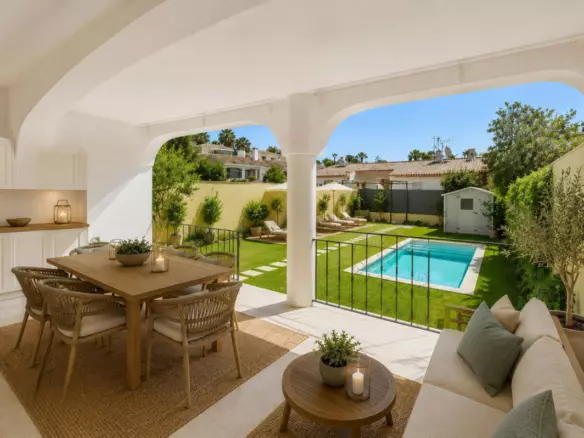 3-bedroom Town House In Estepona, Spain (171 M²)