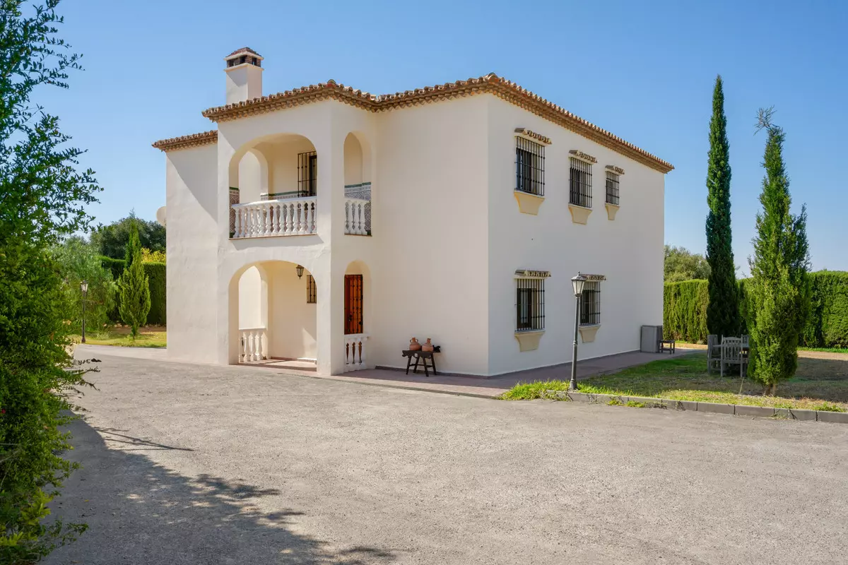 4-bedroom Villa In Estepona, Spain (343 M²)