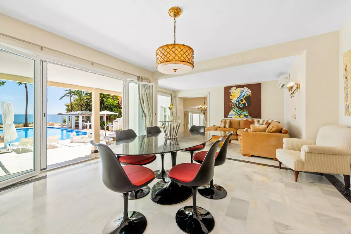 6-bedroom Villa In Estepona, Spain (952 M²)